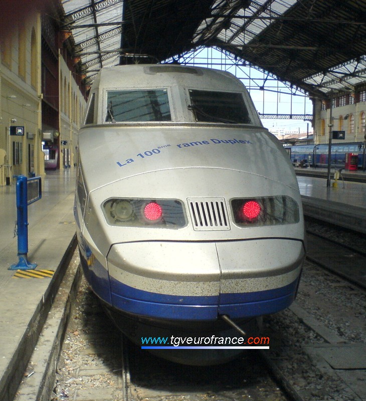 Logo célébrant la 100e rame TGV Duplex de la SNCF sur la motrice de la rame 611