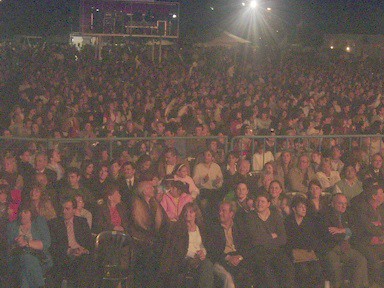 Público presente en la noche central de la Fiesta Nacional del Maní