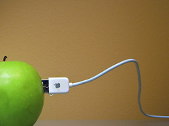 Ett äpple med USB-sladd