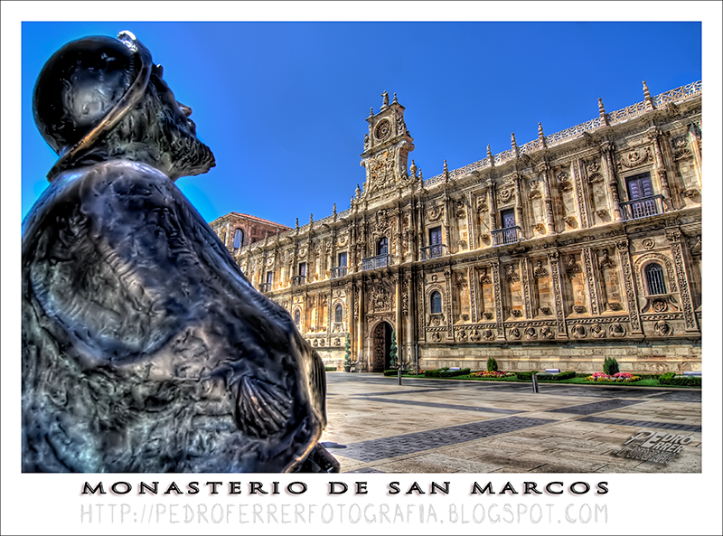 Monumento al Peregrino del Camino de Santiago frente al Monasterio San Marcos - León
