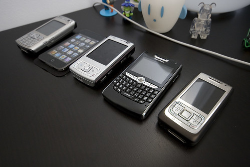 Colección de móviles encima de un escritorio.