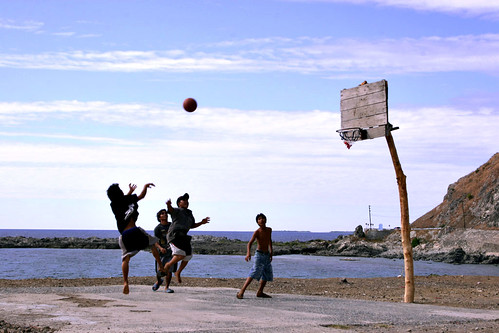 Cebu boys playing basketball shoot hoops game rural scene Pinoy Filipino Pilipino Buhay  people pictures photos life Philippinen  菲律宾  菲律賓  필리핀(공화국) Philippines    