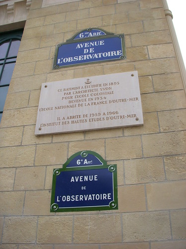 Detalle de la placa en homenaje al arquitecto