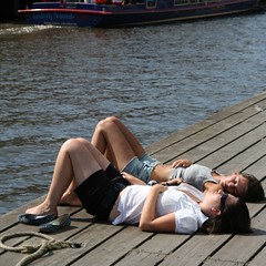 deux filles sexy font la sieste au bord du canal a Amsterdam