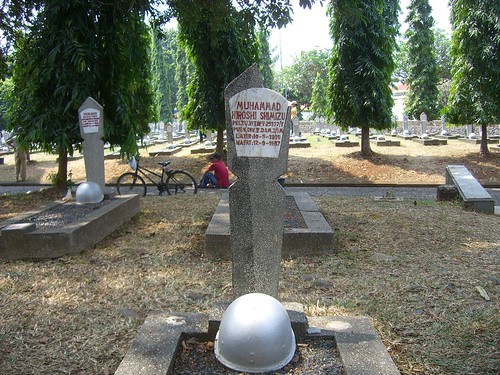ムハンマド・ヒロシ・シミズ氏の墓。上部が破損している