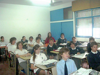 Jimena Soledad Ricompensa -Reina Nacional del Maní- en una clase junto a los alumnos del I.P.A.P. secunadario