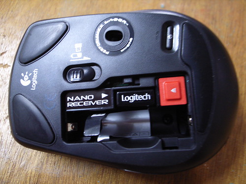 敗家：Logitech VX Nano無線雷射滑鼠(背面)＋全球最小型USB接收器
