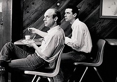 Brian Eno (links) en David Byrne