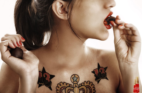 フリー画像|人物写真|女性ポートレイト|飲食|チョコレート|刺青/タトゥー|フリー素材|