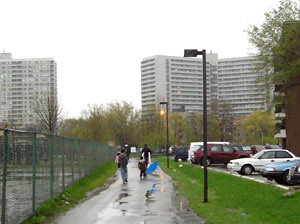 Pathway through the centre of Thorncliffe Park