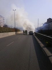 Auto brucia, i pompieri intervengono