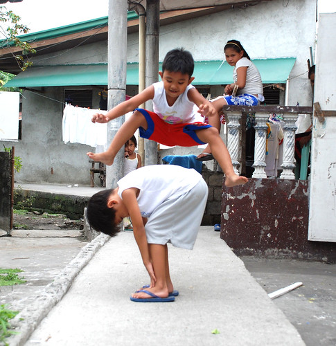 luksong baka,  a traditional street children's game  Philippines Buhay Pinoy  Filipino Pilipino  people pictures photos life Philippinen      