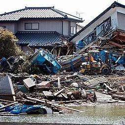 宮城縣遭遇賑災、海嘯襲擊之後的殘破房屋。圖片節錄自：Carste n Knoche相本。