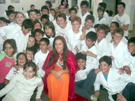 Jimena Soledad Orionte -Reina Nacional del Maní- junto a los chicos del Int. Santisima Trinidad