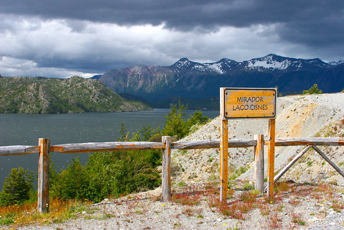 Lago Cisnes, visto desde la Carretera Austral (Villa O´Higgins, Aysén, Chile). by thejourney1972.