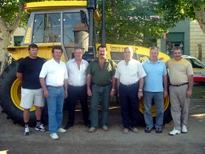 Miembros del Consorcio Caminero Nº94 de Dalmacio Velez posan junto al nuevo tractor