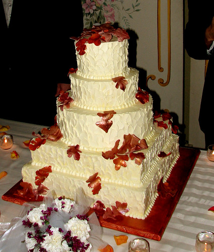 Falling Leaves Wedding Cake Isn't this pretty