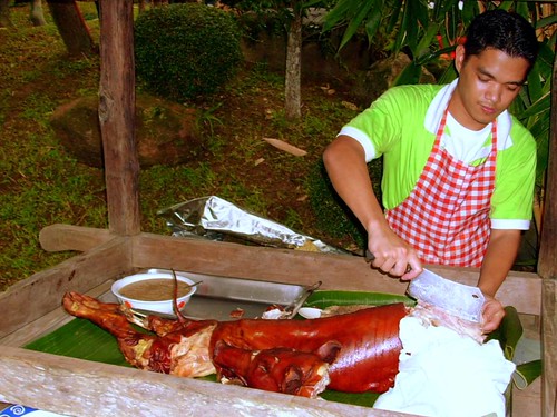 Philippines,Pinoy,Filipino,Pilipino,Buhay,Life,people,pictures,photos,city,rural,lechon,carving,food man,young,yummy,cutting,celebration