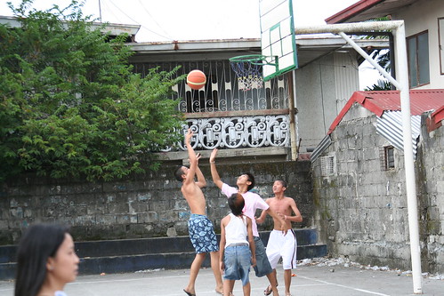 boys playing Basketball shooting hoops city scene recreation game Pinoy Filipino Pilipino Buhay  people pictures photos life Philippinen  菲律宾  菲律賓  필리핀(공화국) Philippines    