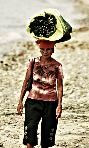  green vegetable on head woman old  batangas Pinoy Filipino Pilipino Buhay  people pictures photos life Philippinen  菲律宾  菲律賓  필리핀(공화국) Philippines    