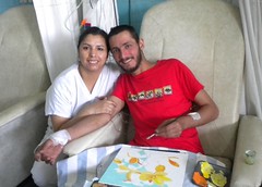 alejandra-acuña-con-paciente-pinta-quimioterapia-2011