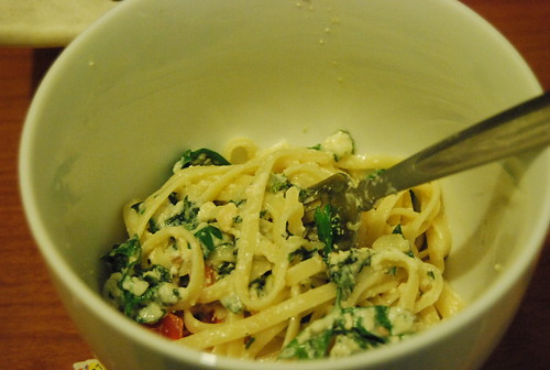 Pasta with goat cheese, lemon, tomato and parsley