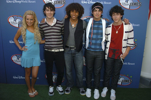 Jonas Brothers with Ashley Tisdale and Corbin Bleu by xXpaulineCzkaXx.