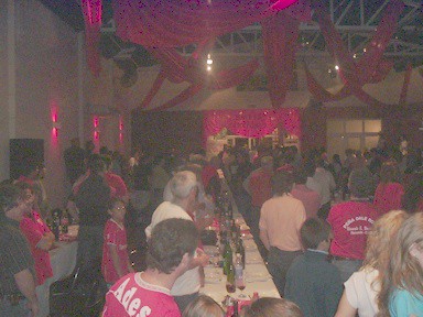 Público presente en la cena de bienvenida a Independiente y en la inauguración de la Peña -Dale Rojo-