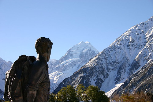 800px-Hillary_statue_and_Mount_Cook