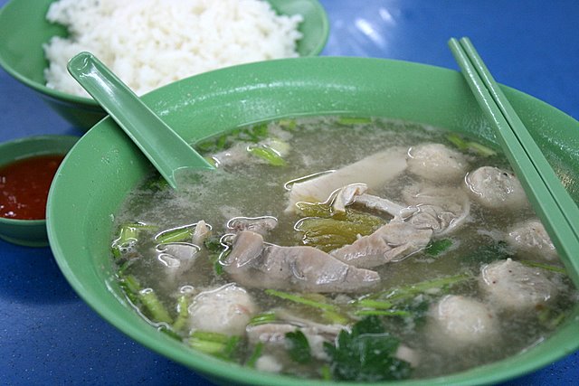 Pig stomach soup with pork meatballs