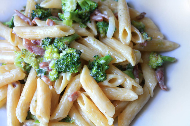 pasta al fredo mit broccoli und speck