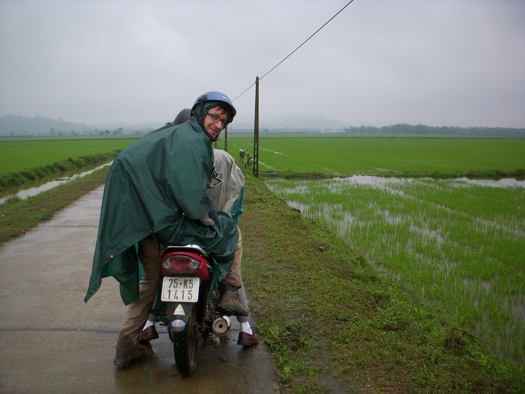 en moto por los arrozales