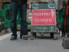 Footpath closed at Willis building