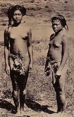 Bontoc girls indigenous tribe traditional  Philippine Buhay Pinoy Noon old pictures photograph black and white Philippines  Filipino Pilipino  people photos life Philippinen     