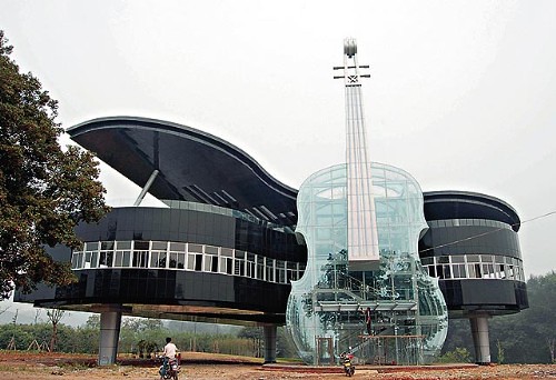La casa del piano i el violí