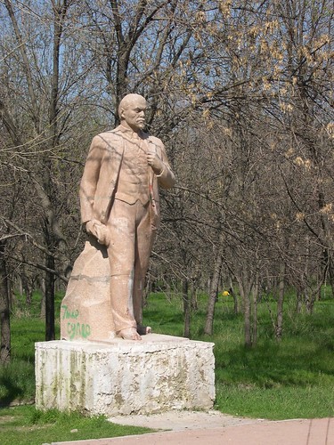 Walking Lenin ©  upyernoz