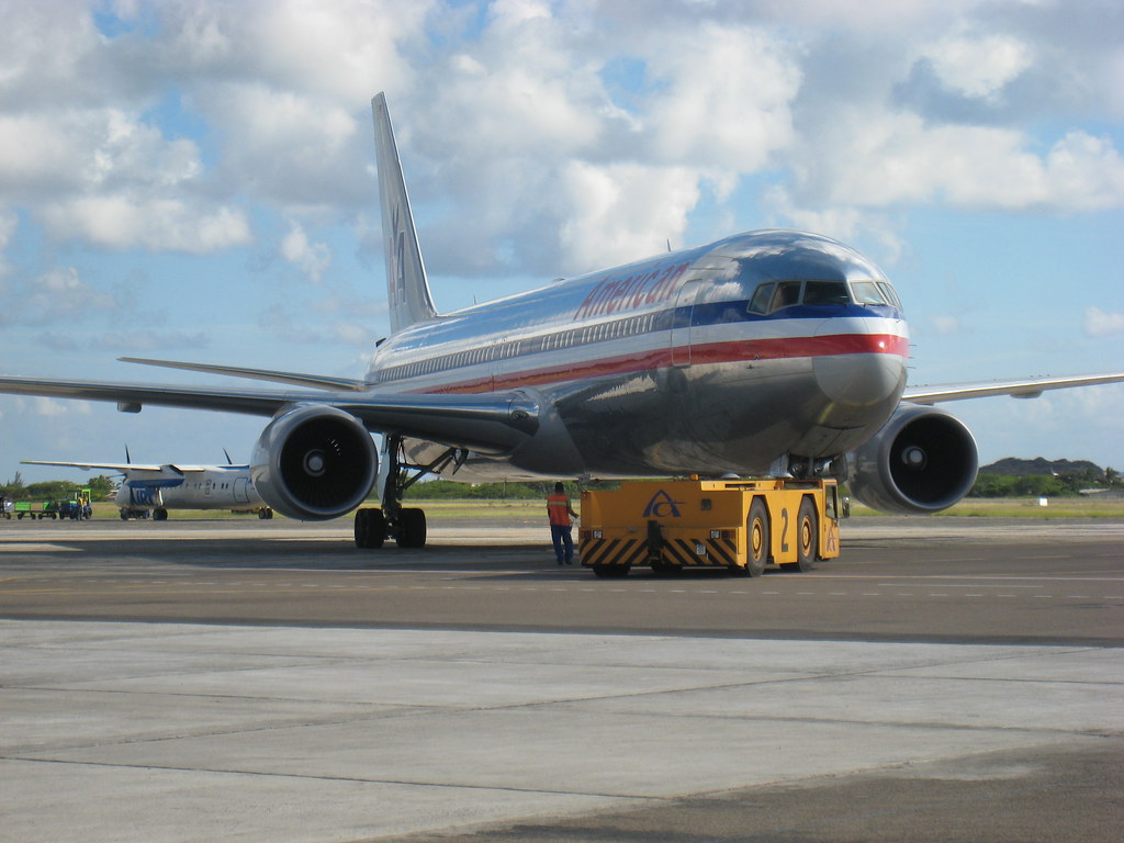 767-300 pushing back from Aruba