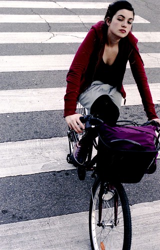 Eva cruza en bici una calle de Madrid.