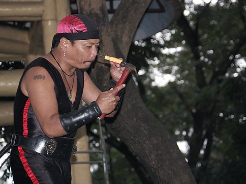  street performing performer Buhay Pinoy Philippines Filipino Pilipino  people pictures photos life Philippinen      