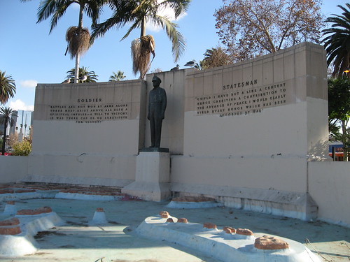 MacArthur monument, MacArthur Park