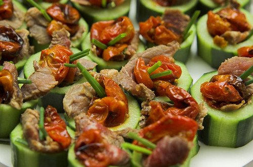 Beef and roasted tomatoes in cucumber cups