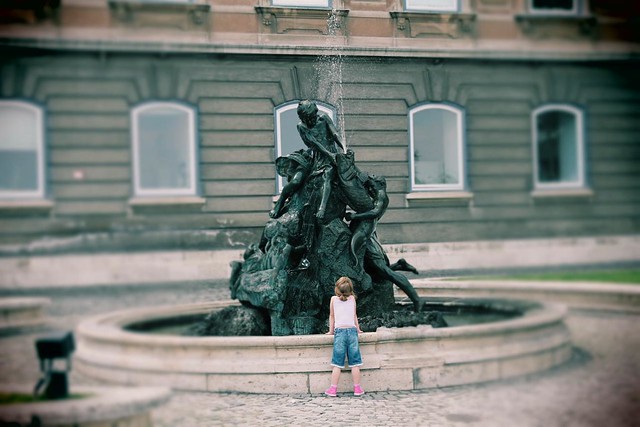 La bambina e la fontana di Giuseppe Trisciuoglio