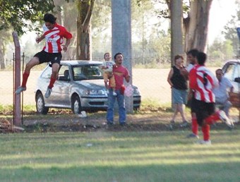 Ruben Vilchez festeja, con un salto, uno de sus 2 goles en el partido de ida como visitante