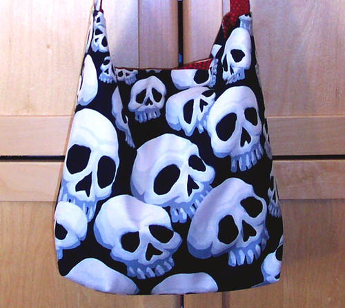 Skull knitting bag: exterior