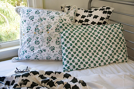 pillows_on_bed