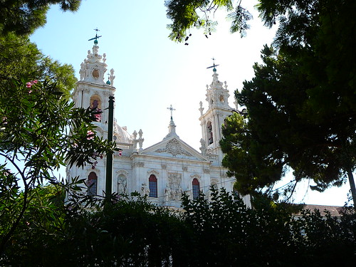 La Basílica da Estrela, entre los árboles del Jardim.