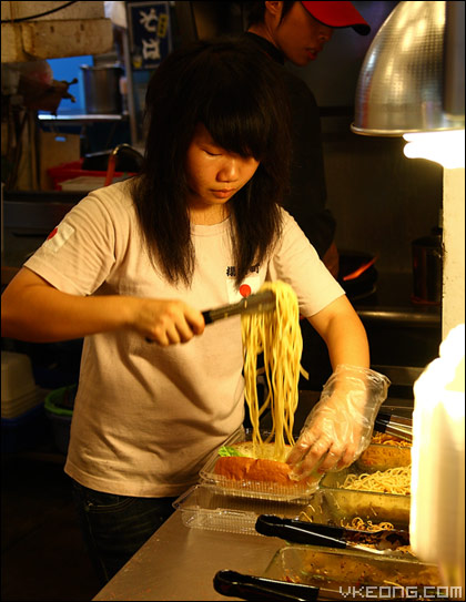 putting-noodle-into-bun