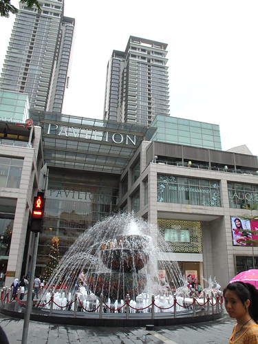 IMG_5047 The Fountain in front of Pavillion ，Kuala Lumpur. 吉隆坡Pavillion 前的喷水池