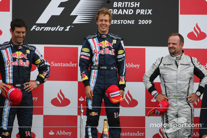 Podio del GP de Inglaterra 2009, de izq. a der.: 2 Mark Webber (RBR-Renault); 1 Sebastian Vettel (RBR-Renault); 3 Rubens Barrichelo (Brawn GP).