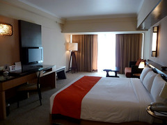 Penang Aug 09 - 44 Parkroyal Ocean Palm suite bed